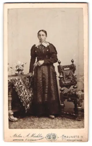 Fotografie Anton Miehler, Traunstein, Königstrasse, Portrait einer Dame in deutscher Tracht