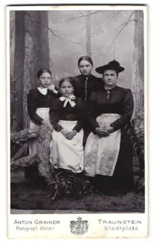 Fotografie Anton Grainer, Traunstein, Stadtplatz, Eine Frau und drei Mädchen in deutscher Tracht