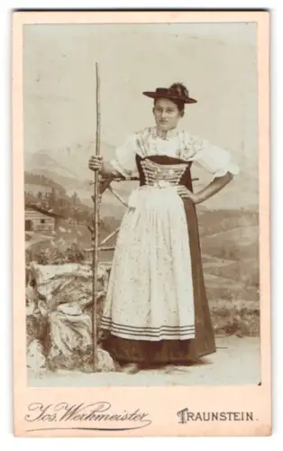 Fotografie Jos. Werkmeister, Traunstein, Ludwigstrasse 168, Frau in deutscher Tracht mit Stock