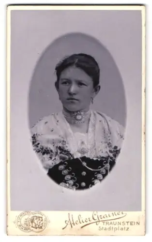Fotografie Anton Grainer, Traunstein, Stadtplatz, Junge Frau in deutscher Tracht