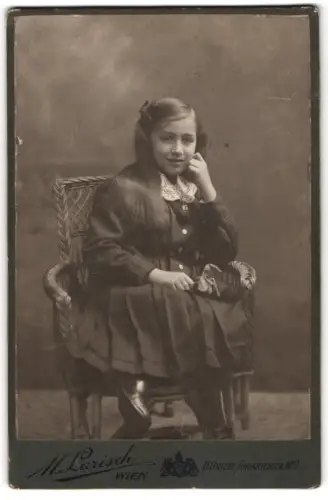 Fotografie M. Larisch, Wien, Untere Augartenstr. 9, Mädchen mit langem Haar auf Korbstuhl sitzend