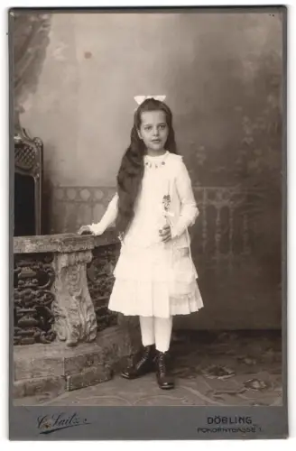 Fotografie Carl Saitz, Wien, Pokornygasse 1, Mädchen mit langen Haaren in weissem Kleid mit Kerze zur Kommunion