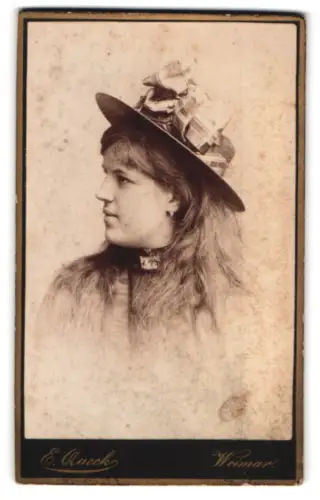 Fotografie E. Queck, Weimar, Seminarstrasse 6, Porträt einer Dame mit Hut und langem Haar