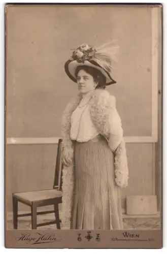 Fotografie Hugo Hahn, Wien, Mariahilferstrasse 105, Elegant gekleidete Dame mit Hut und Stola