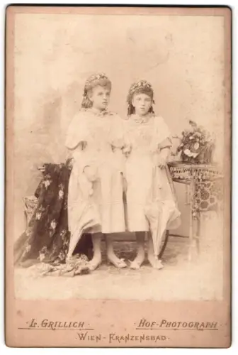 Fotografie L. Grillich, Wien, Hauptstrasse 17, Zwei Mädchen in weissen Kleidern mit Schirmen