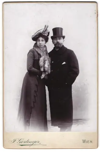 Fotografie I. Gerlinger, Wien, Margarethenstrasse 28, Elegantes Paar in Winterkleidung