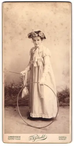 Fotografie F. A. Petschl, Gars /Kamp, Mädchen in elegantem Kleid mit Reifen