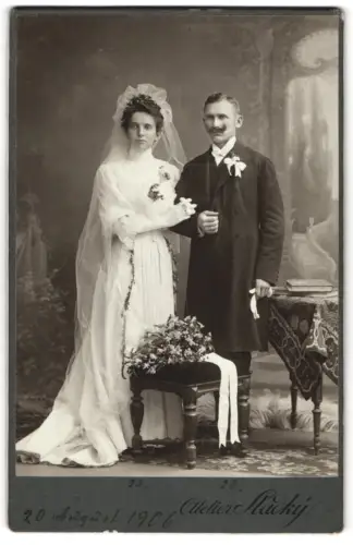 Fotografie Atelier Sladký, Hodonín, Valerié-Ulice, Hochzeitspaar mit Schleier und Blumenstrauss