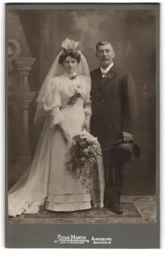 Fotografie Gebr. Martin, Augsburg, Bahnhofstrasse 24, Hochzeitspaar mit Blumenstrauss und Zylinder
