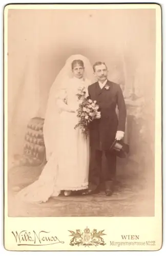 Fotografie Wilh. Neuss, Wien, Margarethenstrasse 22, Hochzeitspaar im Porträt mit Blumenstrauss und Zylinder