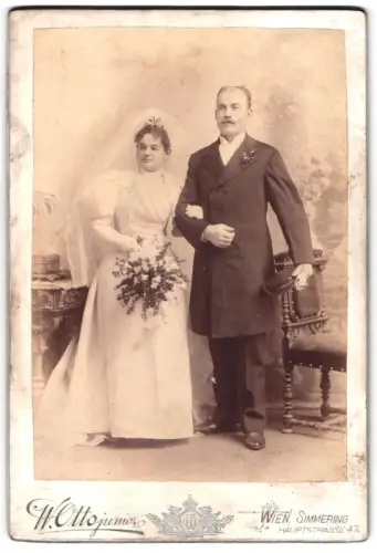 Fotografie W. Otto junior, Wien, Hauptstrasse 47, Hochzeitspaar in eleganter Garderobe
