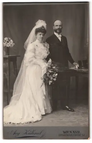Fotografie Aug. Kühnel, Wien, Ottakringerstrasse 52, Hochzeitspaar mit Blumenstrauss im Studio