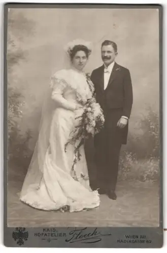 Fotografie Arthur Floeck, Wien, Hadikgasse 62, Hochzeitspaar im klassischen Anzug und Brautkleid
