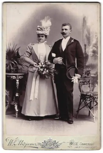 Fotografie Wilhelm Otto junior, Wien, Hauptstrasse 47, Elegantes Hochzeitspaar mit Blumenstrauss im Atelier