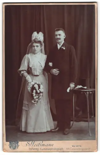 Fotografie S. Weitzmann, Wien, Calvarienberggasse 37, Brautpaar im Studio