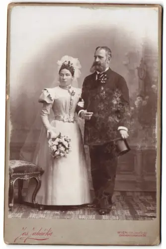 Fotografie Jos. Jahladka, Wien, Lerchenfelderstrasse 50, Hochzeitspaar mit Blumenstrauss
