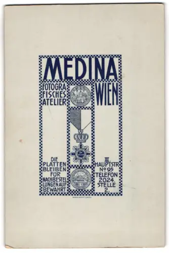 Fotografie Atelier Medina, Wien, Hauptstrasse 95, Name des Ateliers in kariertem Rahmen, Auszeichnung