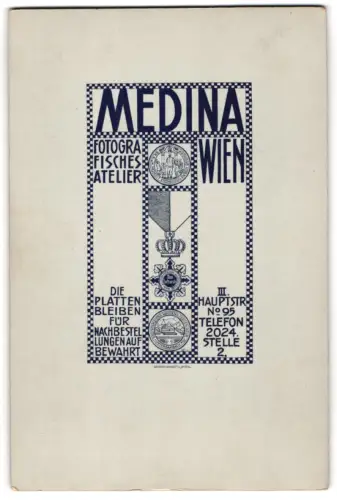 Fotografie Medina, Wien, Hauptstrasse 95, Name des Ateliers in rechteckigem Rahmen, Auszeichnung