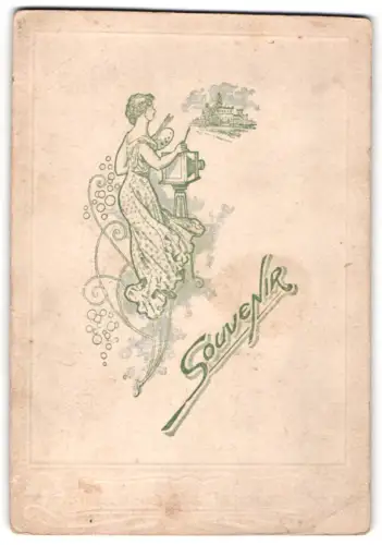 Fotografie unbekannter Fotograf und Ort, Dame mit Malerpalette und Kamera in fliessendem Gewand