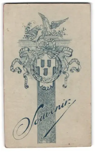 Fotografie unbekannter Fotograf und Ort, Blätterkranz mit Schleife und zwei Tauben