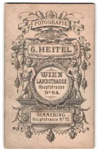 Fotografie G. Heitel, Wien, Landstrasse Hauptstrasse 64, Kleine Engel tragen den Namen des Ateliers, elegante Verzierung