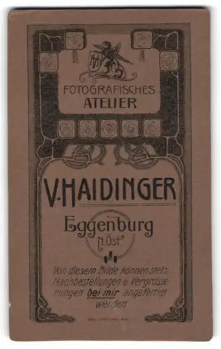 Fotografie V. Haidinger, Eggenburg /N. Öst., Greif mit Wappen mit Monogramm des Fotografen, Rosenumrahmung