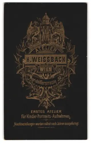 Fotografie H. Weissbach, Wien, Mariahilferstrasse 54, Monogramm des Fotografen flankiert von zwei Greifen