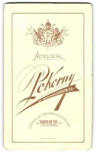 Fotografie Pokorny, Wien, Mariahilferstrasse 55, Zwei Greife mit dem Monogramm des Fotografen