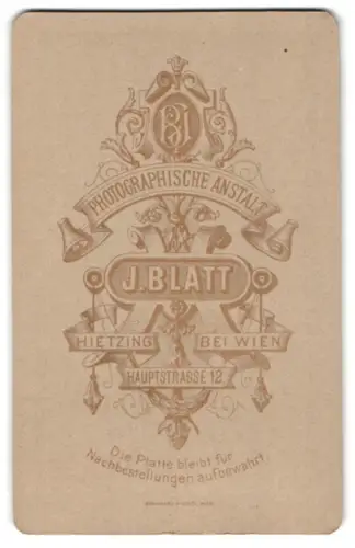 Fotografie J. Blatt, Hietzing bei Wien, Hauptstrasse 12, Monogramm des Fotografen in dekorativem Wappen