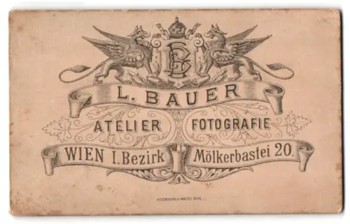 Fotografie L. Bauer, Wien, Mölkerbastei 20, Wappen mit Fotografenmonogram mit Greifen