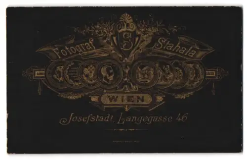 Fotografie Stahala, Wien, Langegasse 46, Monogram des Fotografen mit filigranen Blumen, Auszeichnnungen