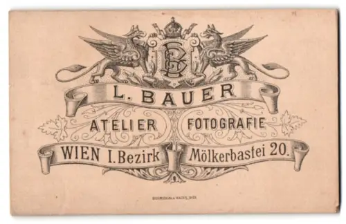 Fotografie L. Bauer, Wien, Mölkerbastei 20, Monogram des Fotografen mit zwei Greifen