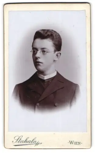 Fotografie Stahalay, Wien, Langegasse 46, Porträt eines jungen Geistlichen mit Brille