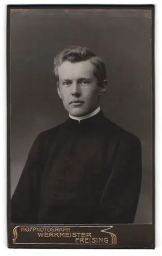 Fotografie Werkmeister, Freising, Junger Mann in klerikaler Kleidung, Geistlicher
