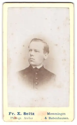 Fotografie Fr. X. Seitz, Memmingen, Junger Geistlicher im Porträt