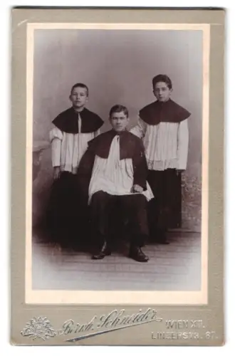 Fotografie Bernh. Schneider, Wien, Linzerstrasse 87, Drei Jungen in langen Gewändern, Geistliche