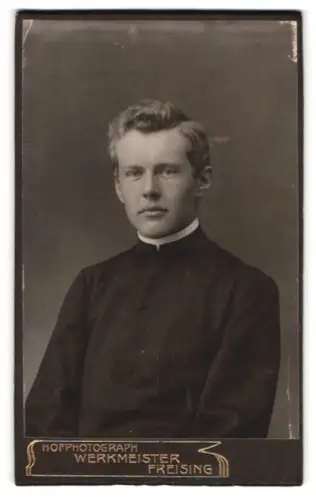 Fotografie Werkmeister, Freising, Junger Geistlicher im Porträt