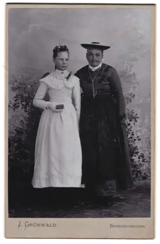 Fotografie J. Grünwald, Benediktbeuern, Frau mit Mädchen in weissem Kleid zur Kommunion