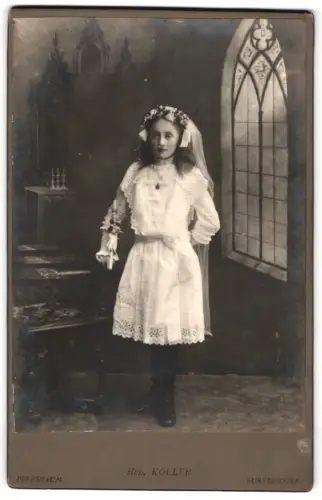 Fotografie Hch. Koller, Pressbaum, Hauptstr. 7, Mädchen in weissem Kleid mit Blumenkranz zur Kommunion