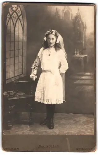 Fotografie Heinrich Koller, Pressbaum, Hauptstr. 7, Mädchen im festlichen Kleid zur Kommunion