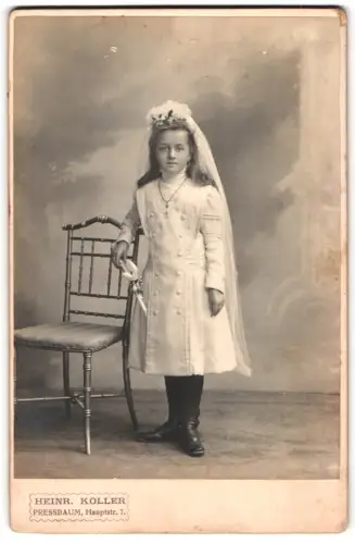 Fotografie Heinr. Koller, Pressbaum, Hauptstr. 7, Mädchen im weissen Kleid mit Blumenkranz und Kerze zur Kommunion
