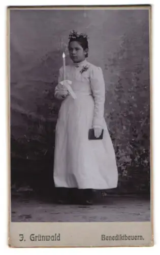 Fotografie J. Grünwald, Benediktbeuern, Porträt eines Mädchens mit Kerze zur Kommunion