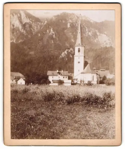 Fotografie unbekannter Fotograf, Ansicht Grödig, Kirche vor Bergkulisse