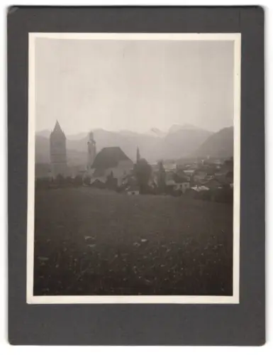Fotografie unbekannter Fotograf, Ansicht Kitzbühel, Blick zur Kirche gegen die Berge