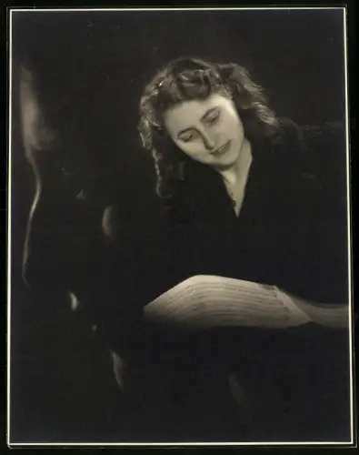 Fotografie Junge Frau mit Notenheft und seitlichem Portrait, Fotomontage