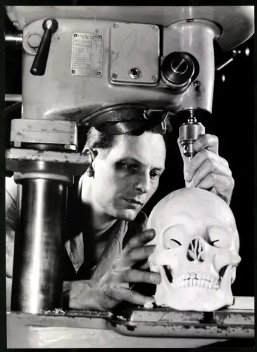 Fotografie Helmut Raddatz, Berlin-Weissensee, Modellist bohrt in einen Schädel, Grossformat 21 x 28cm