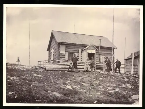 Fotografie Ansicht Wetterkogler-Schutzhütte am Wechsel /NÖ, Männer in Trachten vor der Hütte