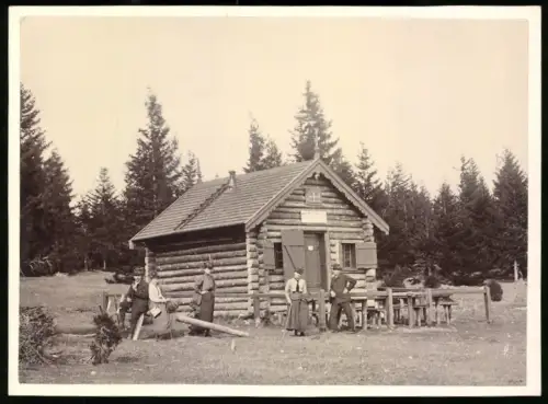 Fotografie Ansicht Hohe Wand /N.Ö., Ehemalige Eichert-Hütte, Männer und Frauen vor der Hütte mit Waldstück