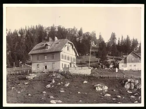 Fotografie Ansicht Albrecht-Schüler-Haus am Sonnenwendstein / NÖ, Schutzhütte mit anliegendem Wald und Berg