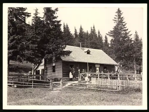 Fotografie Ansicht Schutzhaus am Unterberg / NÖ., Aussenansicht mit Gästen und Waldpartie